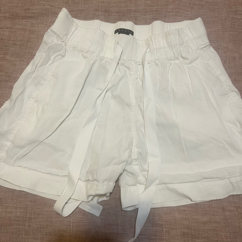 Theory white shorts small/petite‎